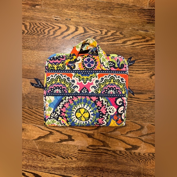 SOLD on Depop//Vera Bradley Hanging Travel Organizer Toiletry Bag in Rio Print - Picture 1 of 5